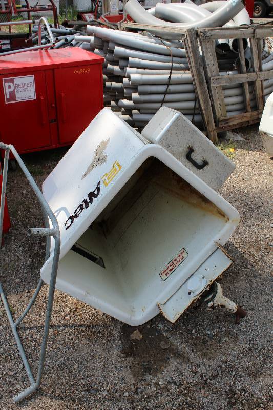 lot 52 image: Altec Lift Bucket
