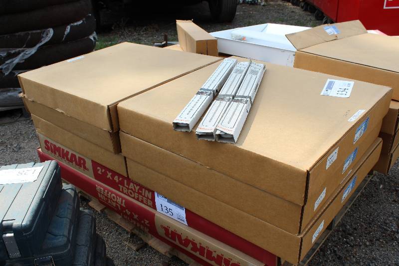 lot 134 image: Lot of (6) Fluorescent Light Fixtures
