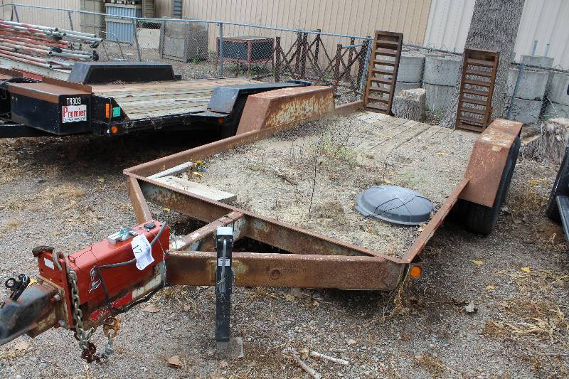 lot 17 image: 1999 Redi-Haul Trailers Tandem Axle  Wood Bed Trailer w 2-Metal Ramps, Hydraulic Jack