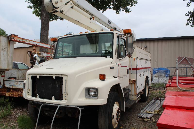 lot 12 image: 1995 Freightliner FL70 Conventional Cab Utility Truck w Teco Commercial Boom Lift