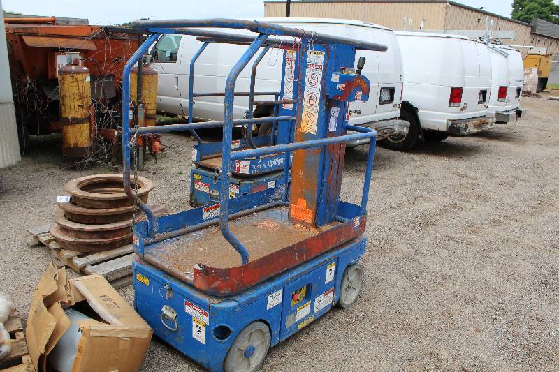 lot 27 image: Upright TM12 Mast Lift