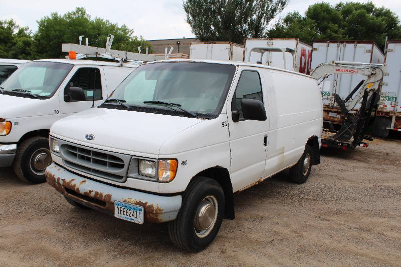 lot 8 image: 2000 Ford E-350 Econoline Super Duty 3-Door Cargo Van