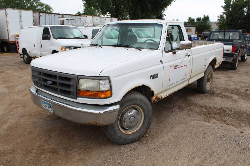 lot 3 image: 1994 Ford F-250 XLT Regular Cab 2-Door Pickup