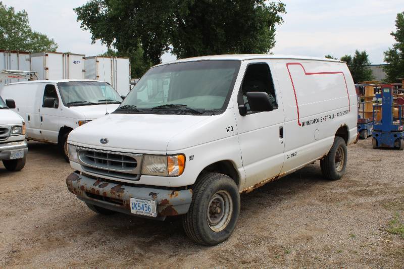 lot 7 image: 2001 Ford E-350 Econoline Super Duty 3-Door Cargo Van