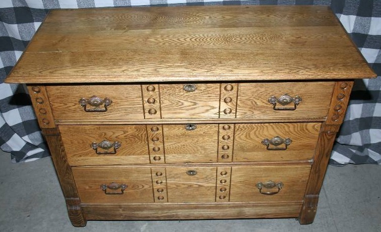lot 12 image: Antique Dresser