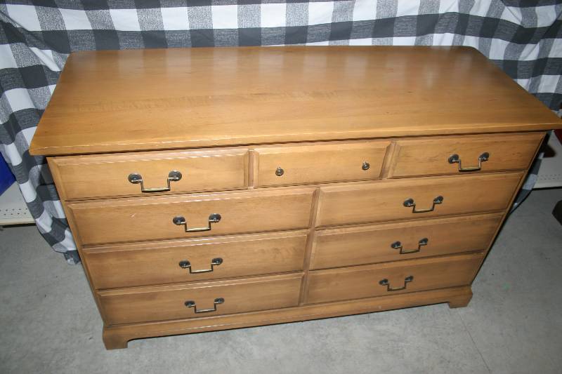 lot 13 image: Dresser