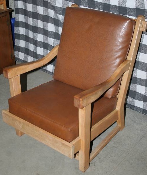 lot 18 image: Lounge Chair