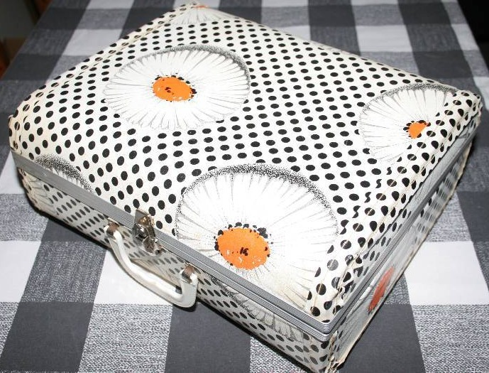 lot 28 image: Vintage Suitcase