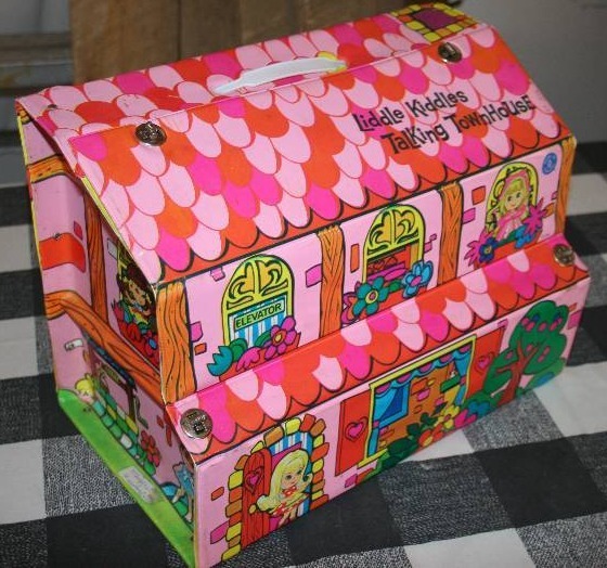 lot 46 image: Vintage Doll House