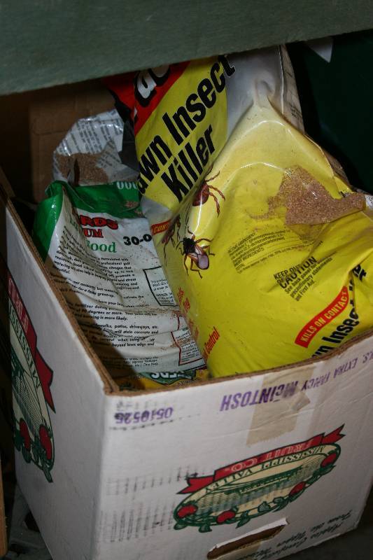 lot 64 image: Lawn Feed and Bug Killer