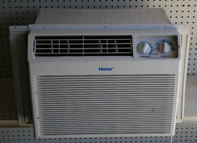 lot 71 image: Window AC unit