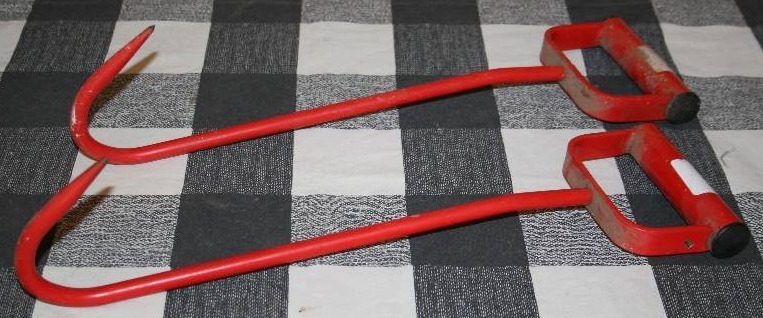 lot 4 image: Hay Hooks