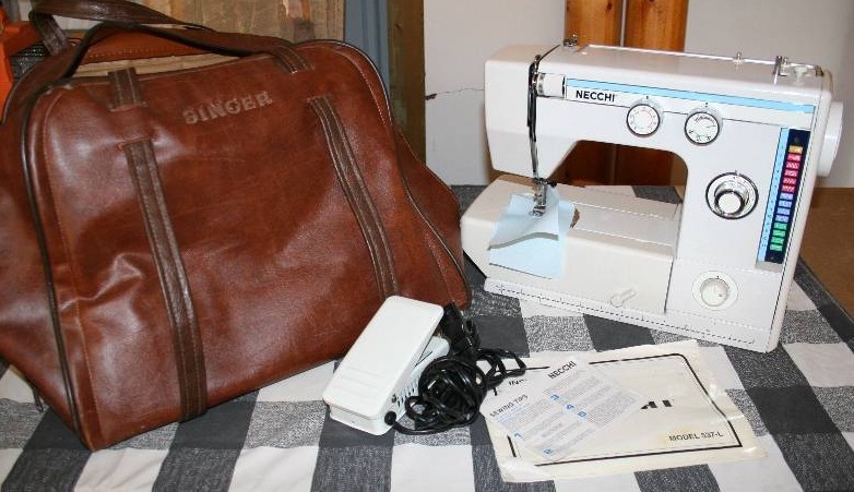 lot 5 image: Vintage Sewing Machine