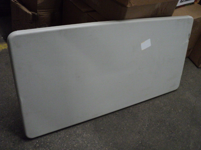 4 x 2 folding table - damaged on ...