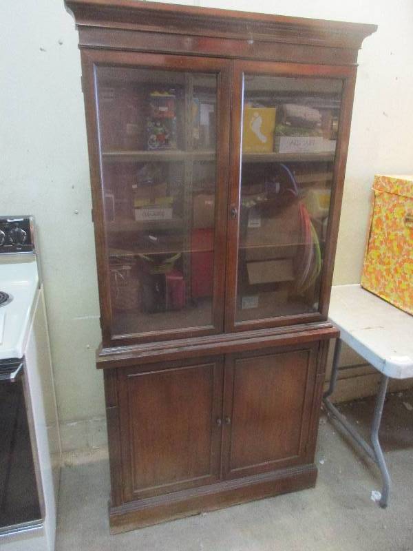 Corner Hutch