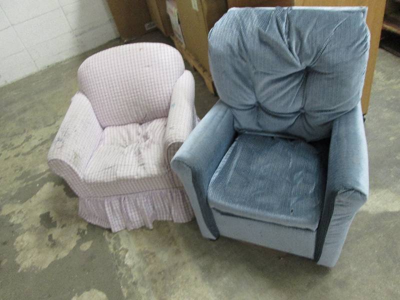 lot 127 image: Lot of 2 Kid Chairs...