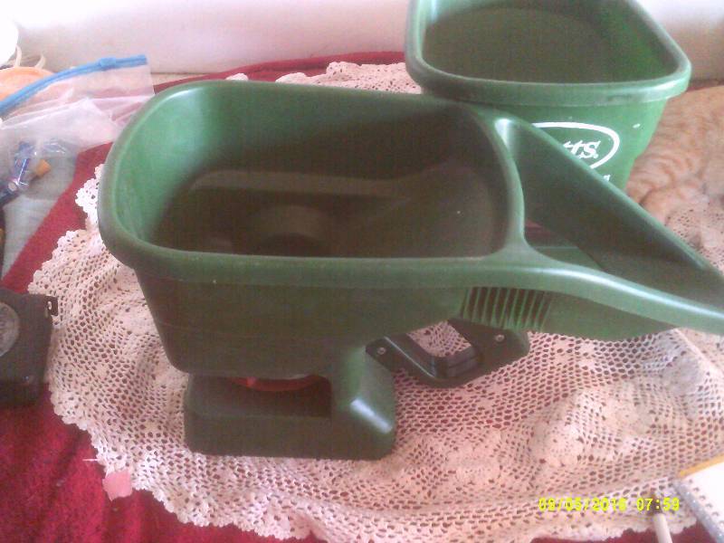 2 SCOTTS GRASS SEEDERS
