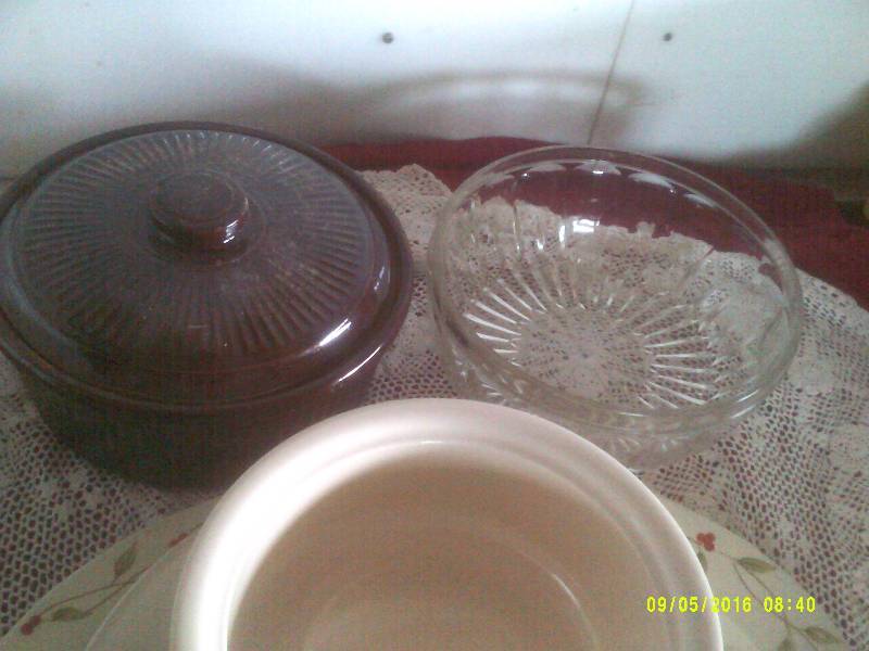 GLASS BOWLS AND PLATTERS