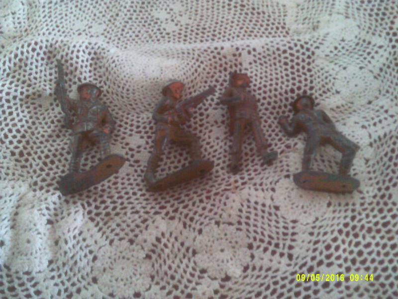 4 EARLY 1940S CAST IRON ARMY MEN