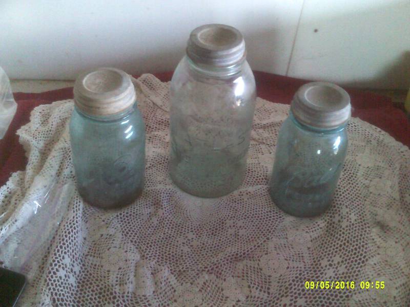 2 QT ATLAS QUART JAR 2  ONE QUART COLORED JARS WITH ZINC COVERS