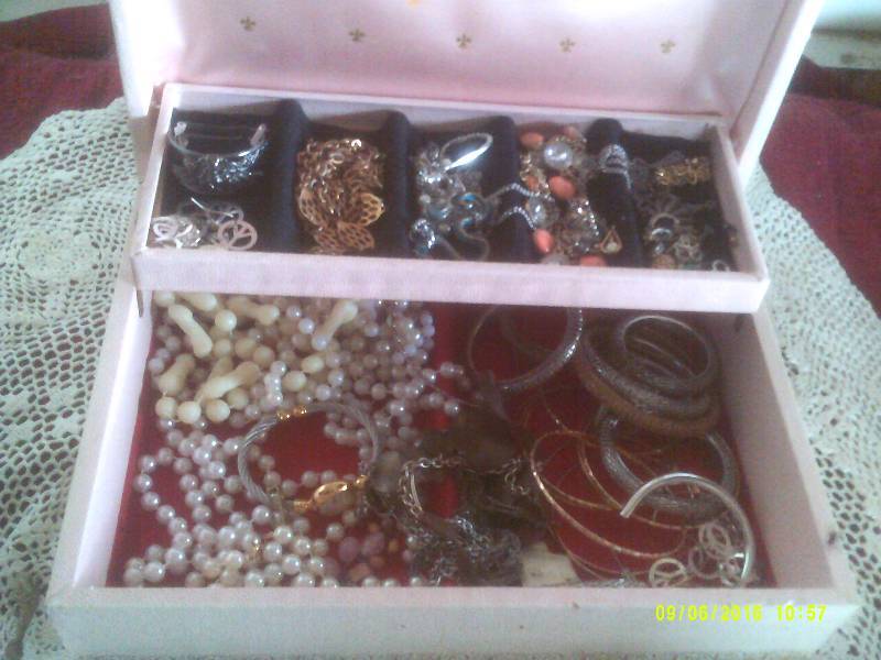 VINTAGE JEWLERY BOX AND LOTS OF JEWLERY