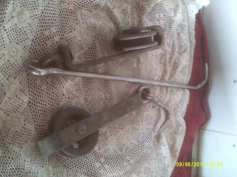 1 LONG 1 SORT MEAT HOOKS AND PULLYS