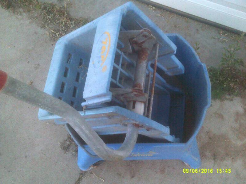 FULL SIZE MOP BUCKET AND RINGER