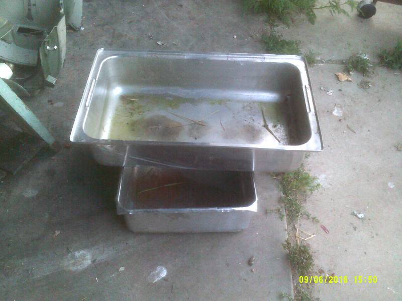 2 FULL SIZE STAINLESS STEEL PANS