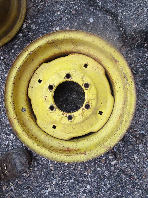 lot 24 image: Rim 16 x 570 6 lug