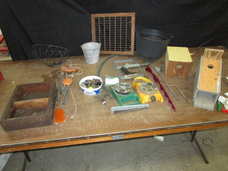 lot 78 image: Birdhouses, sprinklers, baskets, boxes and various garden items