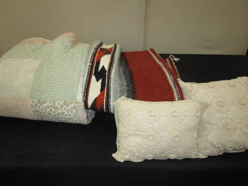 lot 86 image: 46 x 72 Mexican Blanket, full size beadspread and pillows