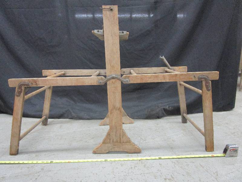 lot 102 image: Antique Washtub Stand