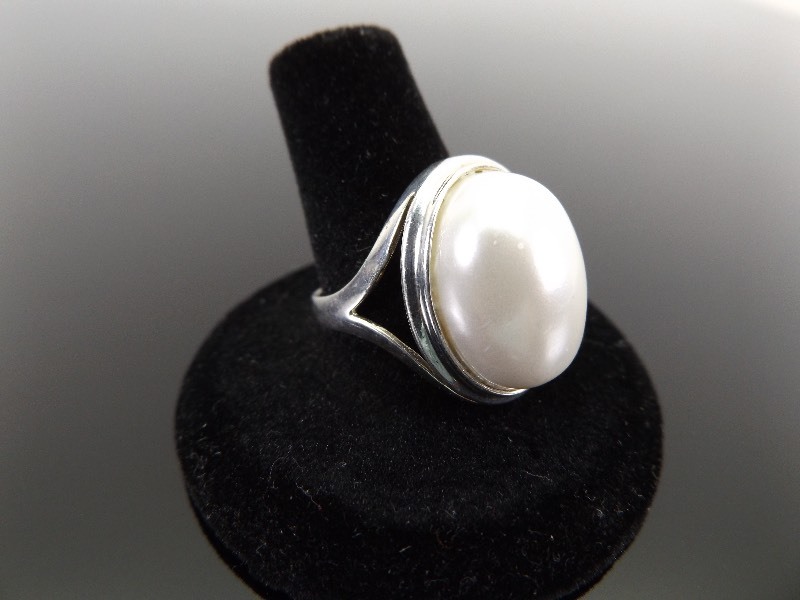 .925 Sterling Silver Pearl Cocktail Ring Size 9