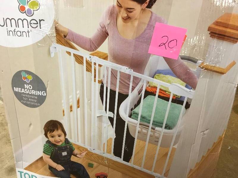 lot 20 image: SUMMER INFANT 30 in. Top of Stairs White Simple to Secure Metal Gate in good condition