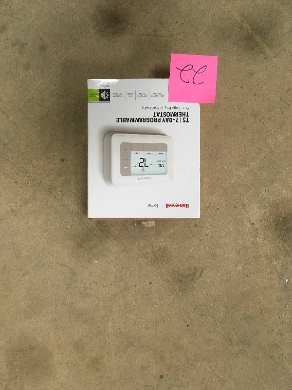 lot 22 image: HONEYWELL T5 7-Day Programmable Thermostat in good condition
