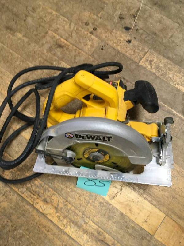 lot 85 image: Dewalt 15 Amp 7-14 in. Lightweight Circular Saw used in working condition