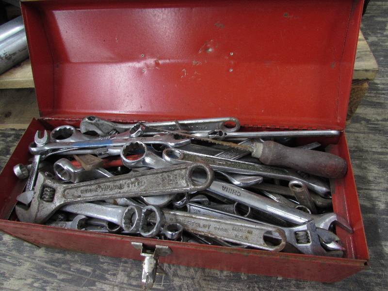 lot 180 image: METAL TOOL BOX WITH CONTENTS