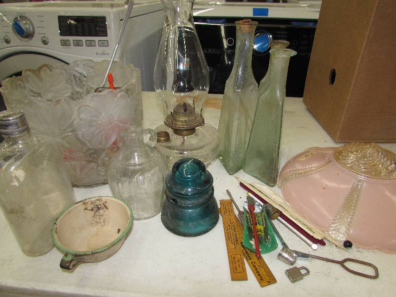 lot 573 image: BOX OF MISC VINTAGE GLASS ITEMS AND MORE