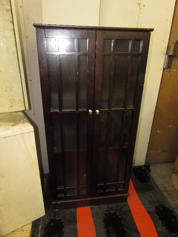 lot 583 image: DISPLAY CABINET