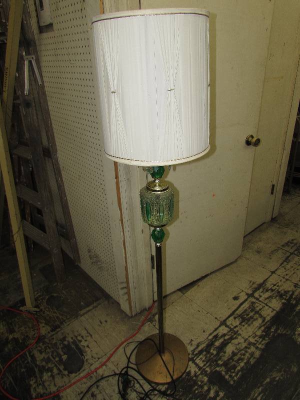 lot 585 image: VINTAGE FLOOR LAMP