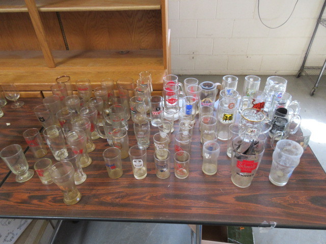 lot 419 image: LARGE ASSORTMENT OF BEER GLASSES AND MUGS