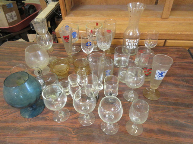 lot 421 image: ASSORTED BAR GLASSES