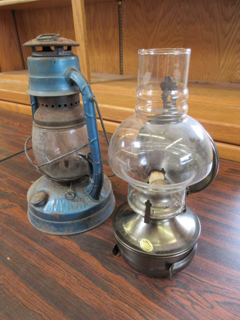 lot 432 image: ANTIQUE DIETZ LITTLE WIZARD OIL LAMP