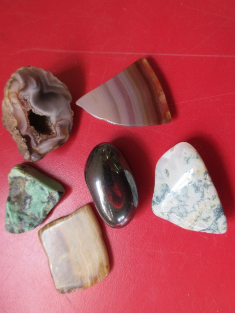 lot 445 image: POLISHED STONES & GEODE