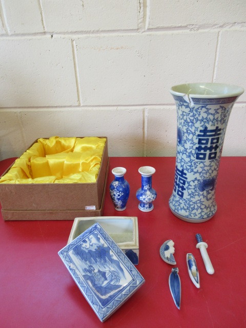 lot 454 image: BLUE AND WHITE ASIAN THEMED PORCELAIN