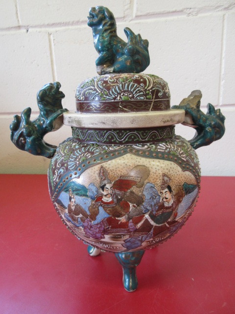 lot 460 image: SATSUMA VASE WITH LID