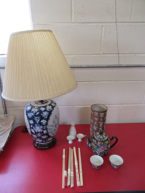 lot 466 image: MISCELLANEOUS ASIAN ITEMS - TEA, SAKE, CHOPSTICKS, LAMP & VASE