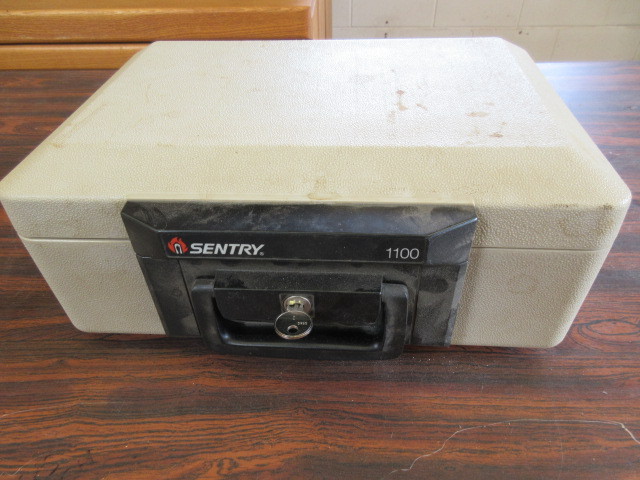 lot 473 image: SENTRY 1100 FIRE PROOF SAFE