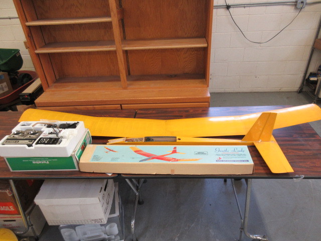 lot 475 image: REMOTE CONTROLLED PLANE WITH REMOTE