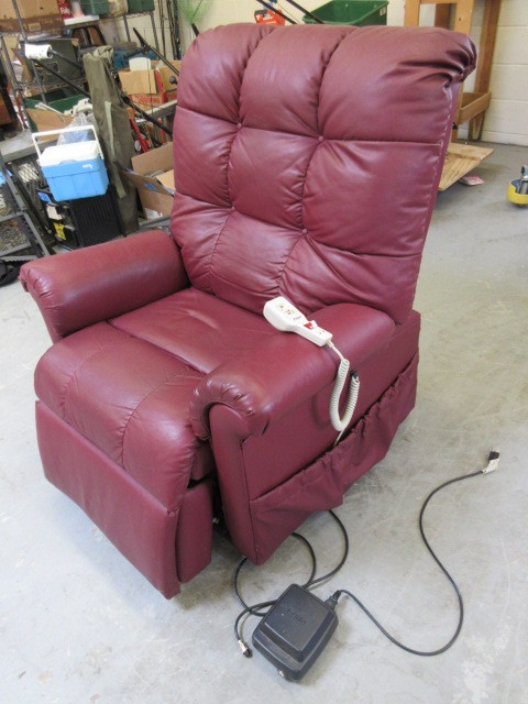 lot 484 image: PRIDE LEATHER LIFT CHAIR